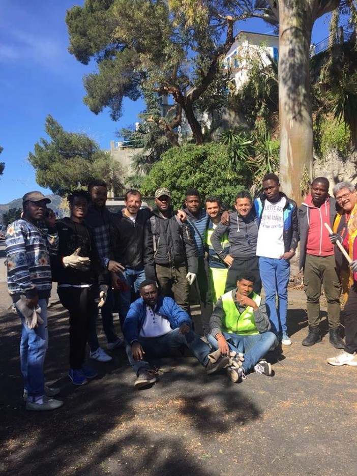 Ventimiglia: cittadini, migranti e membri dell'amministrazione all'opera per pulire l'area nei pressi del forte dell'Annunziata