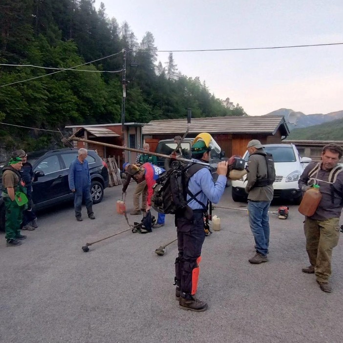 Triora: in tanti per la pulizia dei sentieri e degli orti di Verdeggia, “Siamo pronti per l’estate” (foto) Triora: in tanti per la pulizia dei sentieri e degli orti di Verdeggia, “Siamo pronti per l’estate” (foto)