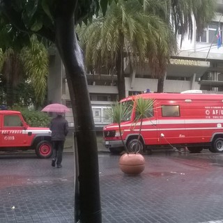 Diano Marina: in piazza del Comune, punto di comando avanzato dei vigili del fuoco Diano Marina: in piazza del Comune, punto di comando avanzato dei vigili del fuoco