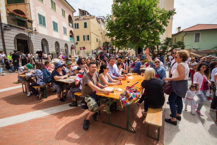 Ospedaletti: notevole partecipazione di pubblico per la manifestazione eno-gastronomica ‘Passeggiando Assaporando’ (foto) Ospedaletti: notevole partecipazione di pubblico per la manifestazione eno-gastronomica ‘Passeggiando Assaporando’ (foto)