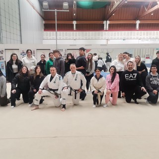 Gli studenti dell'Iis Ruffini-Aicardi a 'scuola' di difesa grazie al progetto Violi…amo” (foto= Gli studenti dell'Iis Ruffini-Aicardi a 'scuola' di difesa grazie al progetto Violi…amo” (foto=