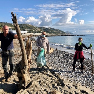 San Lorenzo al Mare, dopo l'alluvione ripulite le spiagge invase da plastica e legname (Foto) San Lorenzo al Mare, dopo l'alluvione ripulite le spiagge invase da plastica e legname (Foto)