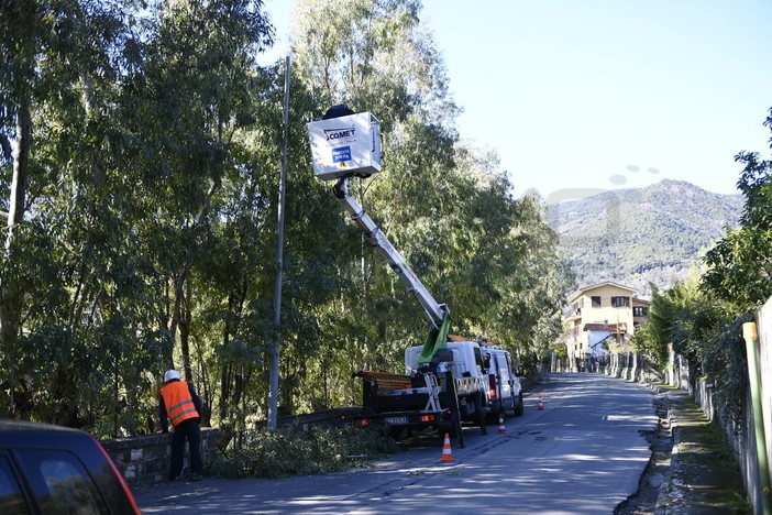 Sanremo: intervento dei Vigili del Fuoco e operai Amaie per palo dell'illuminazione pubblica caduto a causa del forte vento