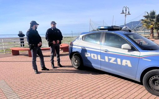 Ventimiglia, manovre pericolose e alcol in centro: cinque bloccati dalla Polizia, due denunciati Ventimiglia, manovre pericolose e alcol in centro: cinque bloccati dalla Polizia, due denunciati