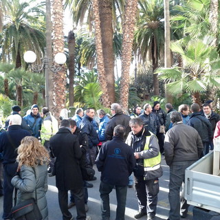 (Una delle tante proteste dei lavoratori Aimeri davanti al municipio di Sanremo)