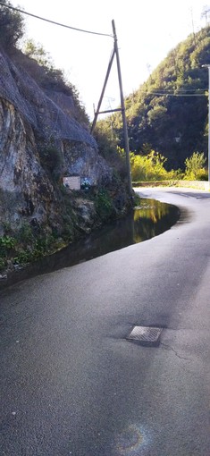 Ventimiglia: pozzanghera pericolosa a Torri, la segnalazione con foto di un lettore