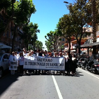 “Via al tribunale, largo alla ‘Ndrangheta?”: corteo contro l’accorpamento approda, tra cori e slogan, a Ventimiglia “Via al tribunale, largo alla ‘Ndrangheta?”: corteo contro l’accorpamento approda, tra cori e slogan, a Ventimiglia