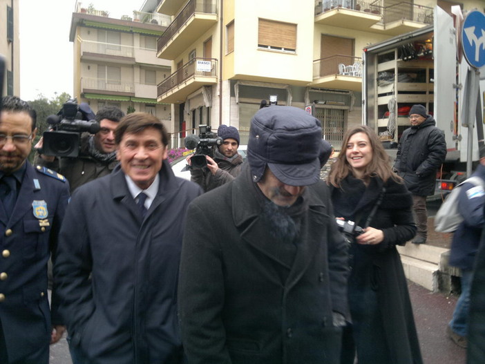 Festival di Sanremo: sotto la pioggia arriva Gianni Morandi ed a breve la presentazione della kermesse Festival di Sanremo: sotto la pioggia arriva Gianni Morandi ed a breve la presentazione della kermesse