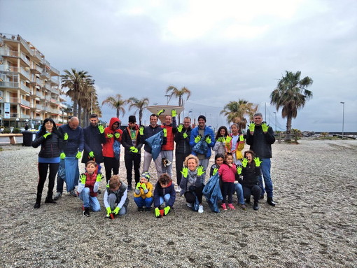 m'IMporta, in 25 a San Bartolomeo al Mare: mozziconi di sigaretta e frammenti di plastica i rifiuti più gettonati m'IMporta, in 25 a San Bartolomeo al Mare: mozziconi di sigaretta e frammenti di plastica i rifiuti più gettonati