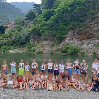 I bambini di Badalucco dicono 'No alla diga', le famiglie hanno paura di perdere il torrente