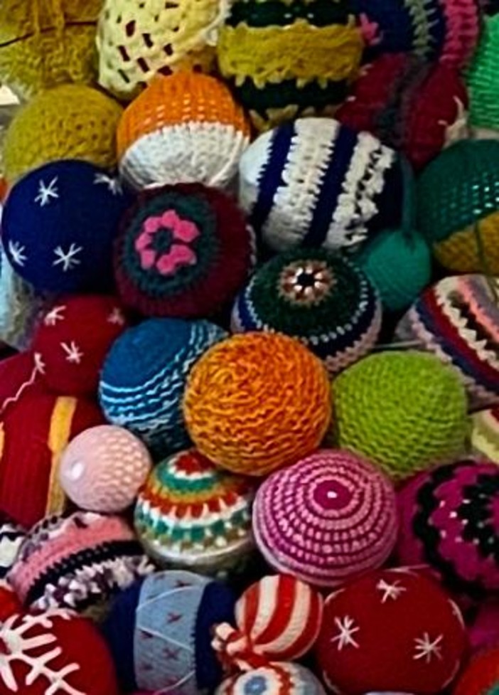 Ventimiglia, la comunità addobba il centro storico: spunta un albero di Natale con oltre 400 palline realizzate all’uncinetto Ventimiglia, la comunità addobba il centro storico: spunta un albero di Natale con oltre 400 palline realizzate all’uncinetto