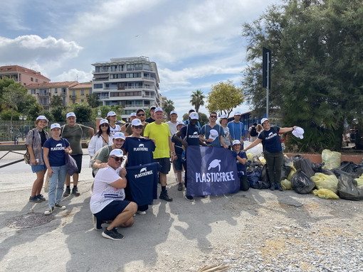Ventimiglia: questa mattina alla foce del Roya raccolti circa 100 kg di plastica Ventimiglia: questa mattina alla foce del Roya raccolti circa 100 kg di plastica