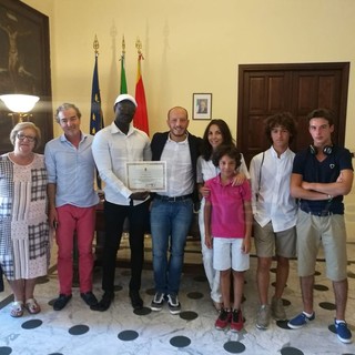Ventimiglia: salva due bambini che stanno annegando davanti alla Margunaira, premiato dal Sindaco Ioculano il senegalese Cheikh Samba Beye