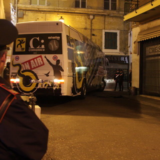 Sanremo: pullman incastrato in via Palazzo, l'autista voleva andarsene in fretta senza aspettare la rimozione della passerella