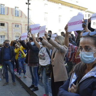 Protesta in Piazza De Ferrari a Genova per disposizioni anticovid: &quot;Vogliamo risposte da Regione e Comune!&quot; (Foto e Video)