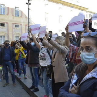 Protesta in Piazza De Ferrari a Genova per disposizioni anticovid: "Vogliamo risposte da Regione e Comune!" (Foto e Video)