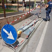 Sanremo, crolla all'improvviso il cartello all'ingresso del parcheggio di piazza Colombo