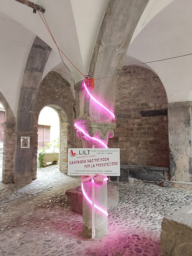 Pigna si colora di rosa per il mese della prevenzione del tumore al seno Pigna si colora di rosa per il mese della prevenzione del tumore al seno