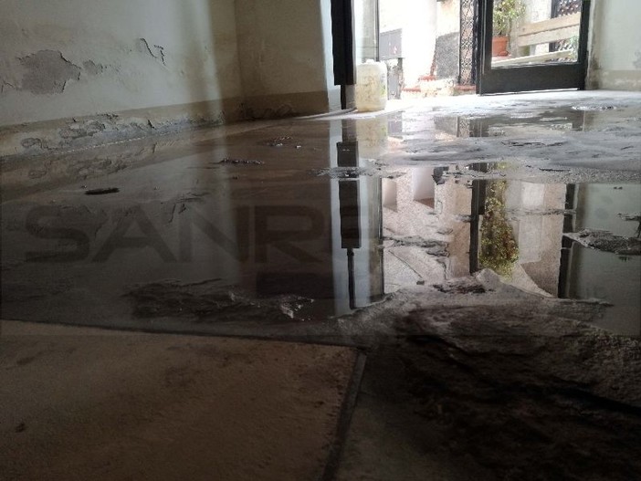 Perinaldo: portone d'ingresso rotto, androne allagato e fili scoperti, la protesta dei residenti di un condominio delle case popolari “Situazione pericolosa”