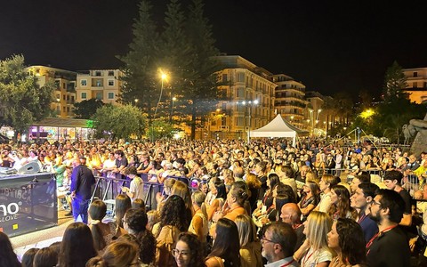 La Sinfonica esce dall'Alfano e va in piazza: la grande musica incontra la città e prova a parlare a un pubblico nuovo