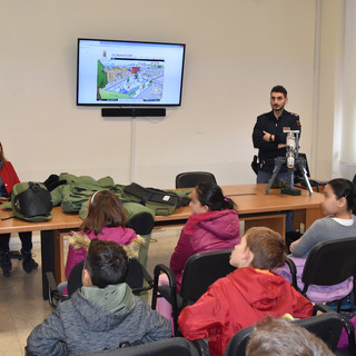 I bambini della scuola primaria di Pontedassio in visita alla Questura di Imperia per diventare 'Poliziotti per un giorno'