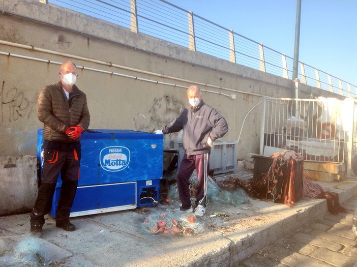 Sanremo: riordinate due aree del Portovecchio grazie ai 'Consoli del Mare' e ai ‘Deplasticati’ Sanremo: riordinate due aree del Portovecchio grazie ai 'Consoli del Mare' e ai ‘Deplasticati’