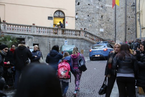 Ventimiglia Alta: scuole, genitori in protesta chiedono maggiori garanzie sulla riapertura dell’istituto