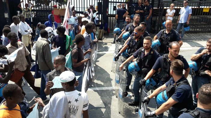 Ventimiglia: il Sindaco Ioculano sta trattando con i migranti per farli rientrare alla chiesa di Sant'Agostino Ventimiglia: il Sindaco Ioculano sta trattando con i migranti per farli rientrare alla chiesa di Sant'Agostino