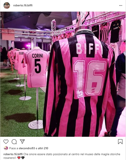 La maglia numero 16 del Palermo di Roberto Biffi al museo delle maglie storiche rosanero nel post Instagram dell'allenatore