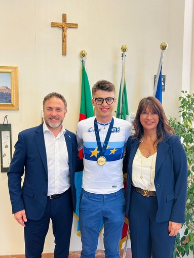 Regione: incontro del presidente Piana con il campione italiano di mountain bike Matteo Siffredi Regione: incontro del presidente Piana con il campione italiano di mountain bike Matteo Siffredi