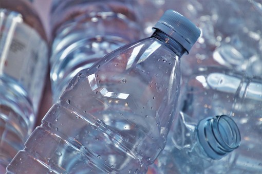 Guida alla scelta dei secchi in plastica: come trovare quello giusto considerando norme, forma e accessori