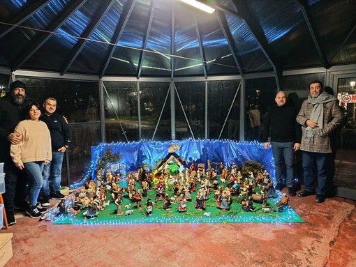 Il Team Vannacci “X Legio” di Ventimiglia allestisce un presepe nei giardini pubblici (Foto)