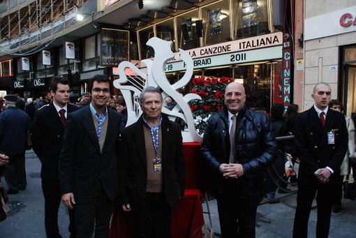 Sanremo: presentata la statua di Roberto Joppolo in “Omaggio alla Musica” Sanremo: presentata la statua di Roberto Joppolo in “Omaggio alla Musica”