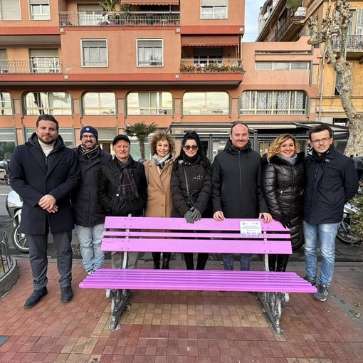 A Ventimiglia una panchina viola per sensibilizzare sulla sindrome fibromialgica (Foto) A Ventimiglia una panchina viola per sensibilizzare sulla sindrome fibromialgica (Foto)