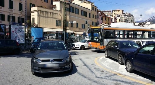 Ventimiglia: auto francese blocca il traffico in piazza Costituente, intervento della Polizia Locale per rimuovere il mezzo parcheggiato Ventimiglia: auto francese blocca il traffico in piazza Costituente, intervento della Polizia Locale per rimuovere il mezzo parcheggiato