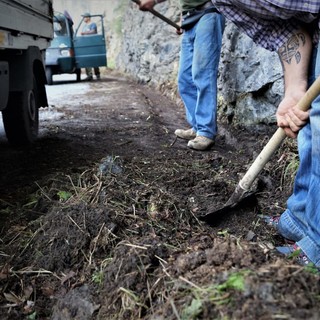 Triora: volontari in azione a Verdeggia, ripulite le cunette della strada provinciale