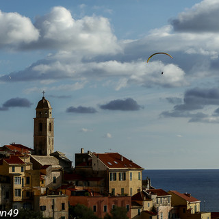Con il parapendio in volo davanti a Cervo: le foto ed il video di un lettore Con il parapendio in volo davanti a Cervo: le foto ed il video di un lettore