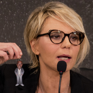 #Sanremo2017: Maria De Filippi estrae il portachiavi di... Carlo Conti #Sanremo2017: Maria De Filippi estrae il portachiavi di... Carlo Conti