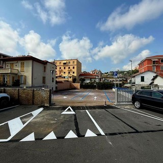 Nuovi posti auto a Bordighera, parcheggio nell'area dell’ex pattinaggio: conclusi i lavori (Foto)