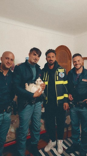 Ventimiglia: La Polizia di Stato denuncia due soggetti per abbandono di animale e soccorre un piccolo gattino Ventimiglia: La Polizia di Stato denuncia due soggetti per abbandono di animale e soccorre un piccolo gattino