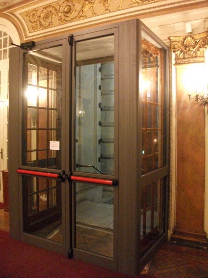 Sanremo: critiche per le nuove porte anti panico all'ingresso del Comune e dell'aula consigliare Sanremo: critiche per le nuove porte anti panico all'ingresso del Comune e dell'aula consigliare