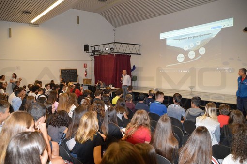 Ventimiglia: aule fredde al Liceo Aprosio, gli studenti minacciano uno sciopero. “A mezzogiorno c’erano 12 gradi, ci siamo fatti venire a prendere dai nostri genitori”