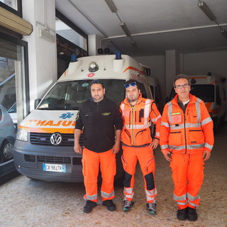 Fabio Fiumara al centro, insieme ad altri due volontari della Croce di San Giovanni Fabio Fiumara al centro, insieme ad altri due volontari della Croce di San Giovanni
