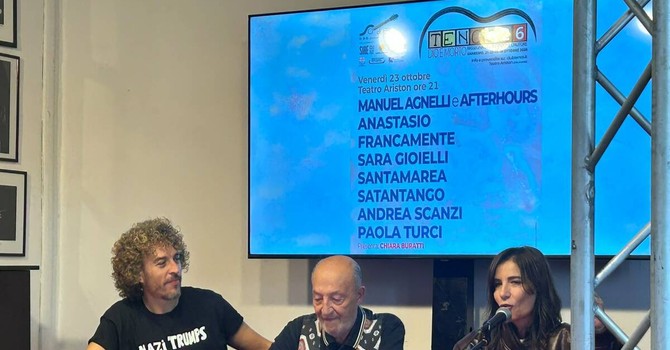 Premio Tenco, Paola Turci canta per i pazienti dell’ospedale di Sanremo e si commuove: “Un uomo piangeva, la musica è una carezza all’anima” Premio Tenco, Paola Turci canta per i pazienti dell’ospedale di Sanremo e si commuove: “Un uomo piangeva, la musica è una carezza all’anima”