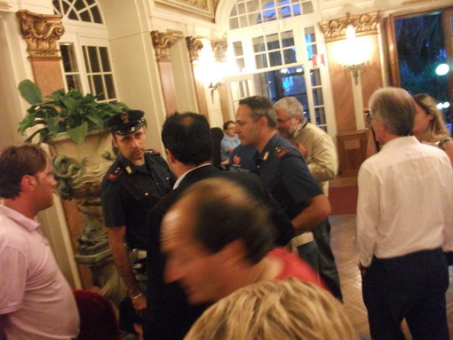 La polizia nell'atrio del Comune con il sindaco La polizia nell'atrio del Comune con il sindaco
