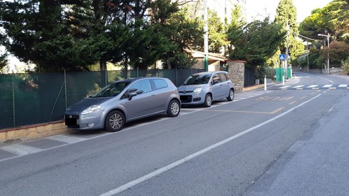 Sanremo, parcheggio 'selvaggio' in strada Solaro: la segnalazione di un nostro lettore (Foto) Sanremo, parcheggio 'selvaggio' in strada Solaro: la segnalazione di un nostro lettore (Foto)