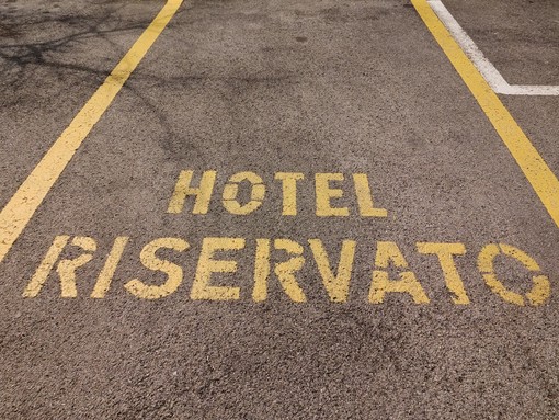 Bordighera, posti auto riservati agli hotel: rinnovata la concessione per il 2026