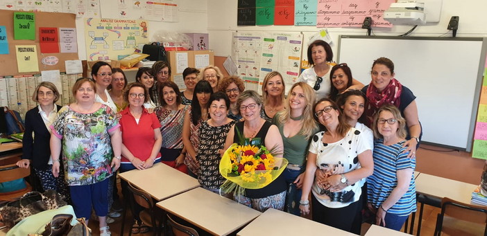 Ventimiglia: la maestra Gabriella Rebaudo va in pensione, gli auguri delle colleghe della scuola di Nervia Ventimiglia: la maestra Gabriella Rebaudo va in pensione, gli auguri delle colleghe della scuola di Nervia