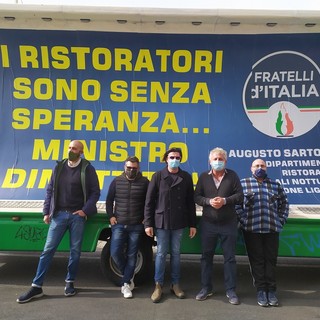 Imperia: in città il camion vela di Fratelli d'Italia, Sartori: "Ristoratori aspettano da mesi di poter lavorare" (video)