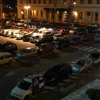 Imperia: dopo il post di Capacci sul parcheggio di via Benza, la situazione non cambia. Ieri sera auto in divieto di sosta in piazza Duomo